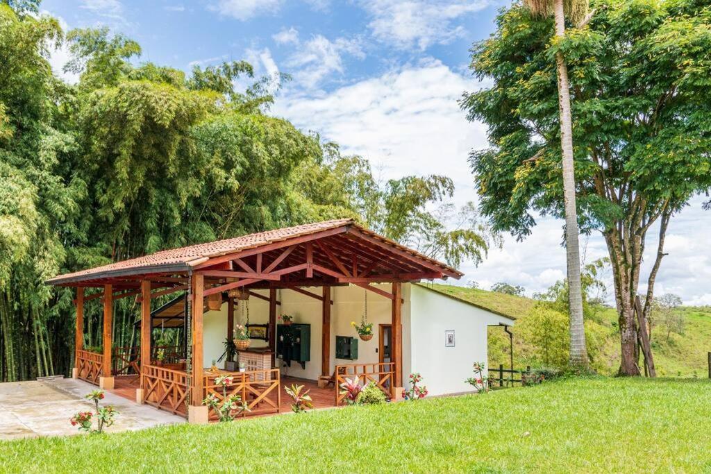 Agradable Cabana Cafetera Con Jacuzzi A 12 Min Del Centro De بيريرا المظهر الخارجي الصورة